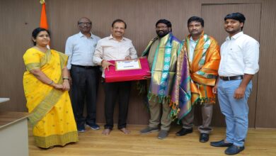 TGRTC MD felicitates conductor and returns the valuables to the passenger